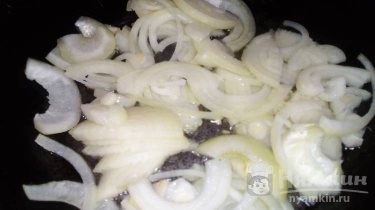 Стручковая фасоль с луком и томатным соусом на сковороде - фото шаг 2