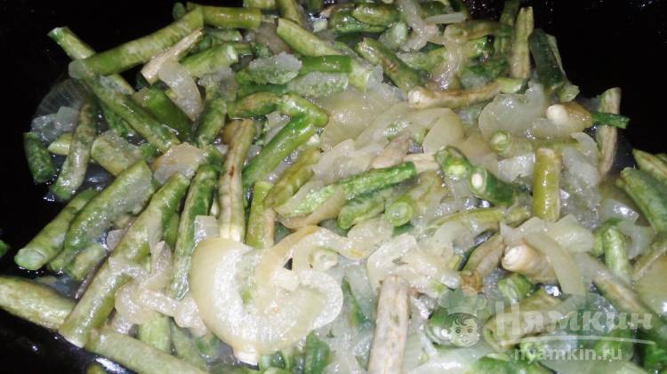 Стручковая фасоль с луком и томатным соусом на сковороде - фото шаг 3