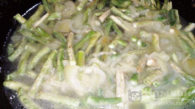 Стручковая фасоль с луком и томатным соусом на сковороде - фото шаг 4