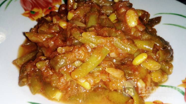 Стручковая фасоль с луком и томатным соусом на сковороде - фото шаг 6