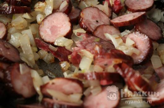 Суп с капустой, грибами и копчеными колбасками - фото шаг 6