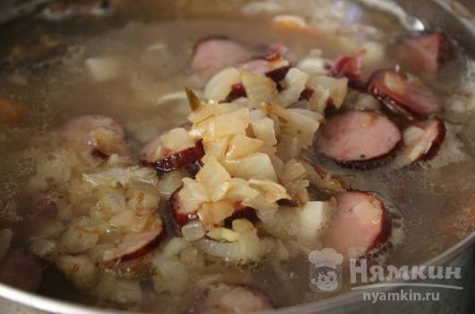 Суп с капустой, грибами и копчеными колбасками - фото шаг 8