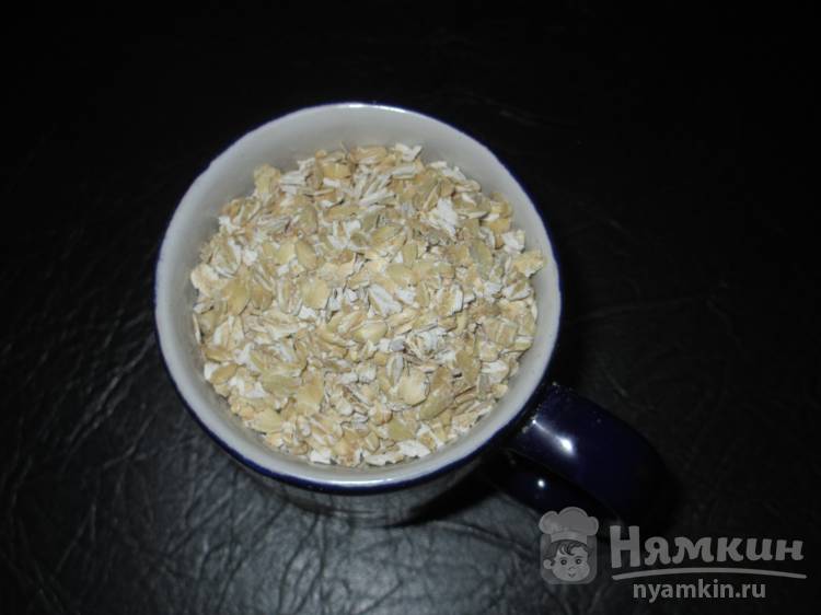 Жидкая овсяная каша с кусочками яблока и добавлением молока - фото шаг 1