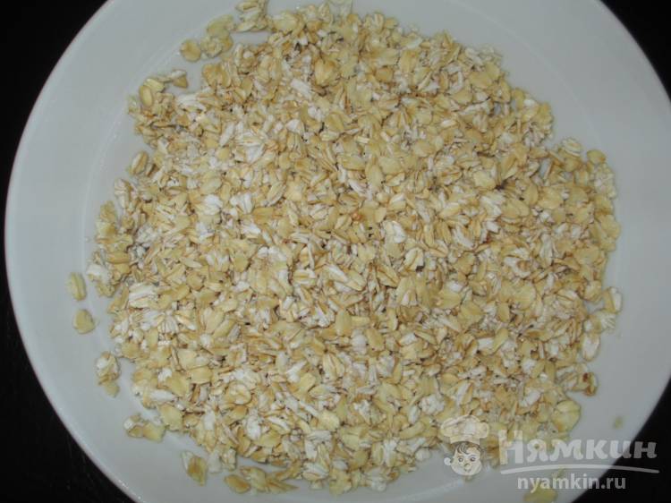 Жидкая овсяная каша с кусочками яблока и добавлением молока - фото шаг 2