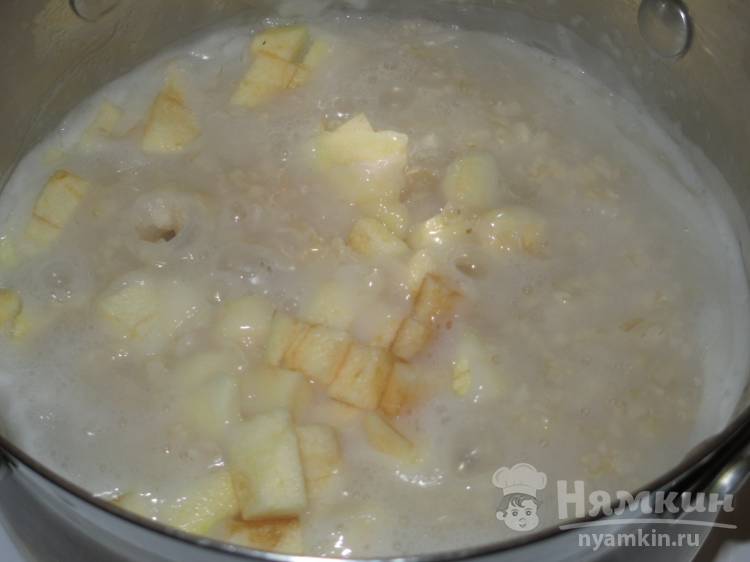 Жидкая овсяная каша с кусочками яблока и добавлением молока - фото шаг 7