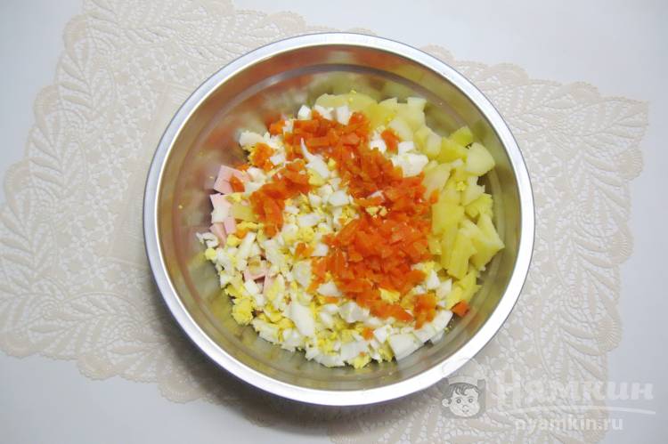 Салат Оливье с красным луком и вареной колбасой - фото шаг 2