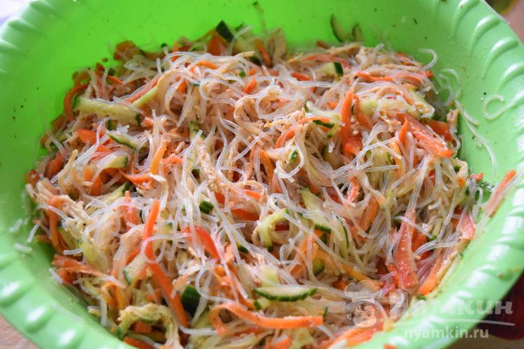 Тайский салат с фунчозой