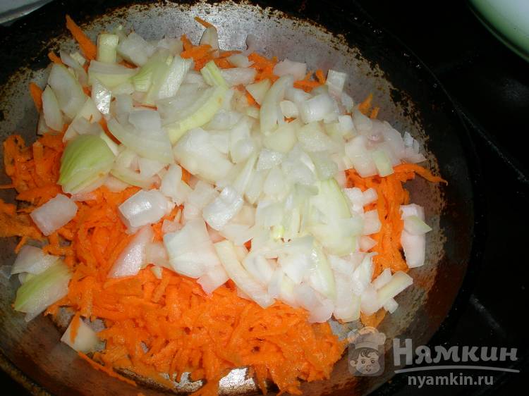 Суп из консервированной фасоли на куриных бёдрышках - фото шаг 2