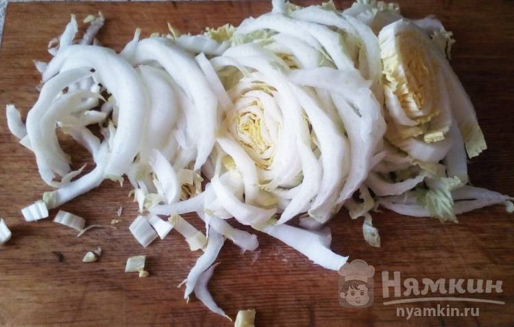 Салат из крабовых палочек с пекинской капустой - фото шаг 2