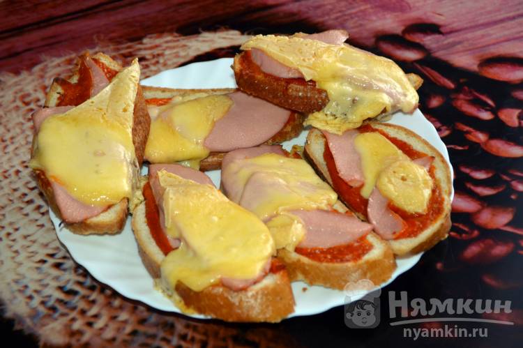 Горячие бутерброды с колбасой и сыром в духовке