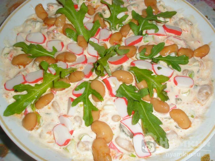 Салат с крабовыми палочками, белой консервированной фасолью и яйцами