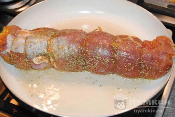 Мясной рулет с морковью в слоеном тесте - фото шаг 4