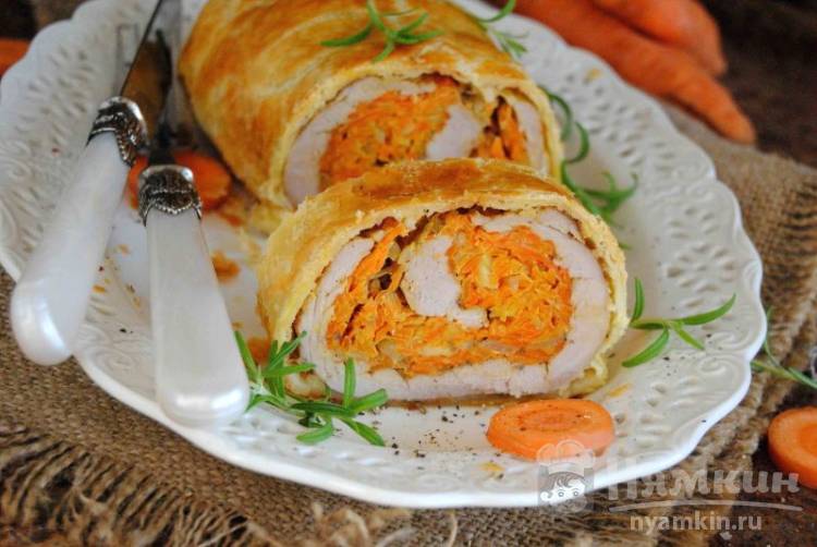 Мясной рулет с морковью в слоеном тесте - фото шаг 6