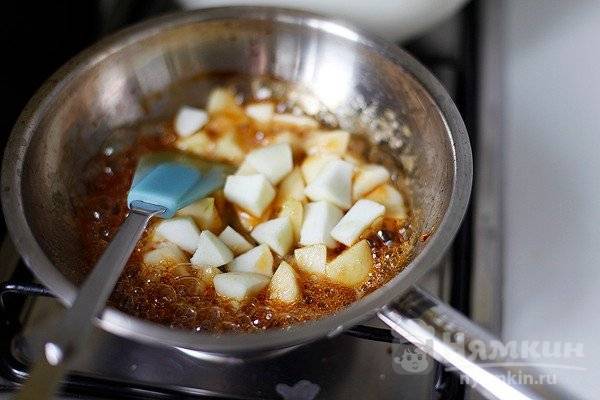 Открытый яблочный пирог с кремом из варёной сгущенки - фото шаг 2