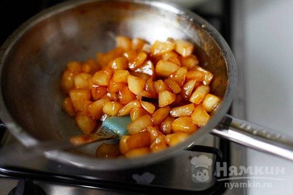 Открытый яблочный пирог с кремом из варёной сгущенки - фото шаг 3