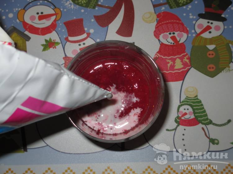 Питьевой йогурт из замороженной клубники и жирного молока - фото шаг 2