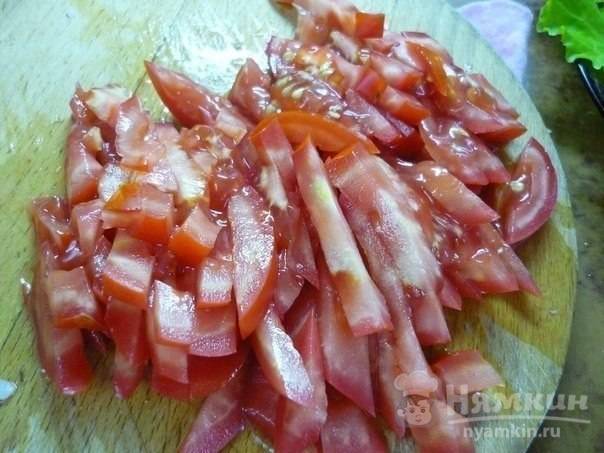 Салат с курицей, ветчиной и гренками - фото шаг 4