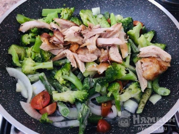 Яичница с мясом, брокколи и фасолью - фото шаг 3