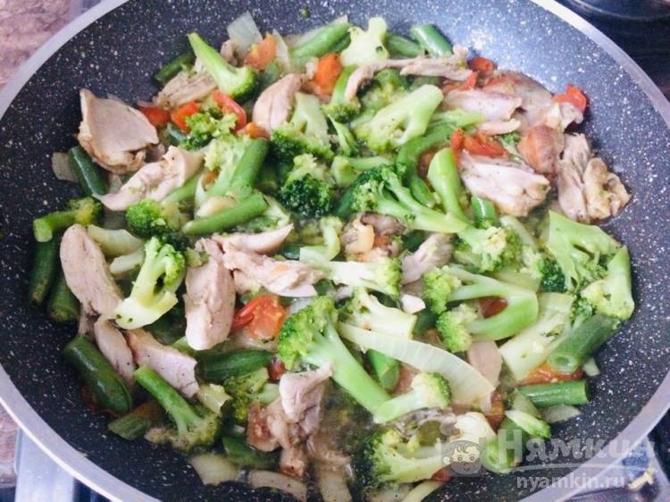 Яичница с мясом, брокколи и фасолью - фото шаг 4