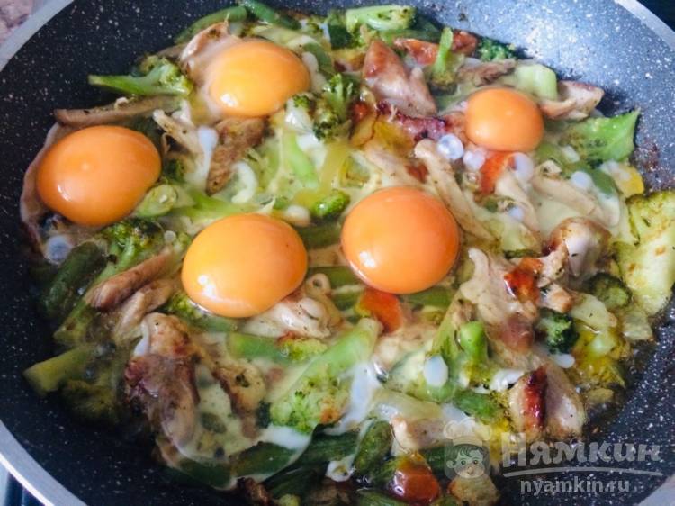 Яичница с мясом, брокколи и фасолью - фото шаг 5