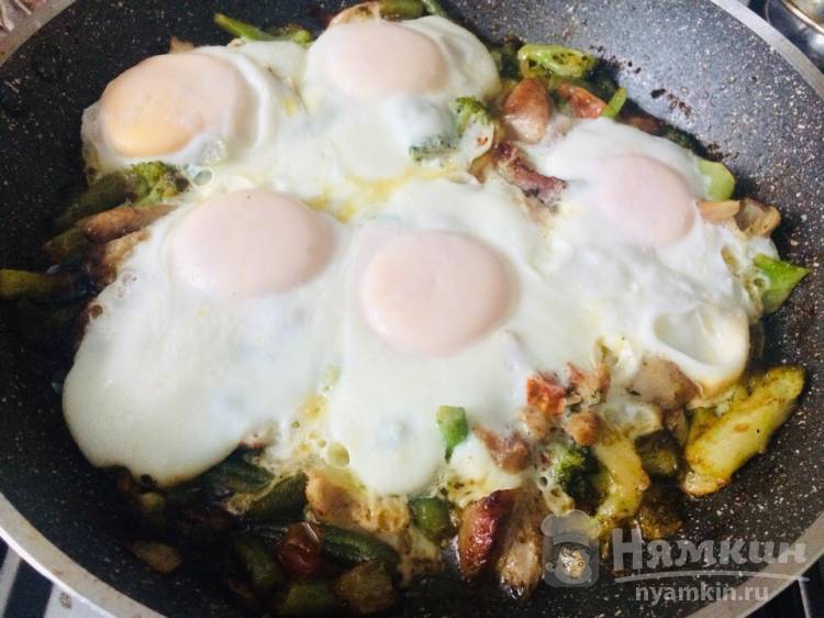 Яичница с мясом, брокколи и фасолью - фото шаг 6