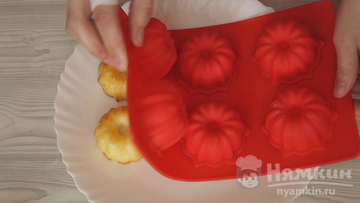 Сырники с манкой в духовке - фото шаг 3
