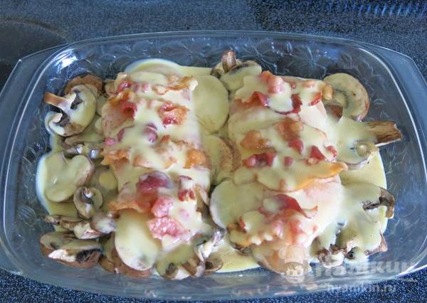 Запеченная куриная грудка с шампиньонами - фото шаг 3