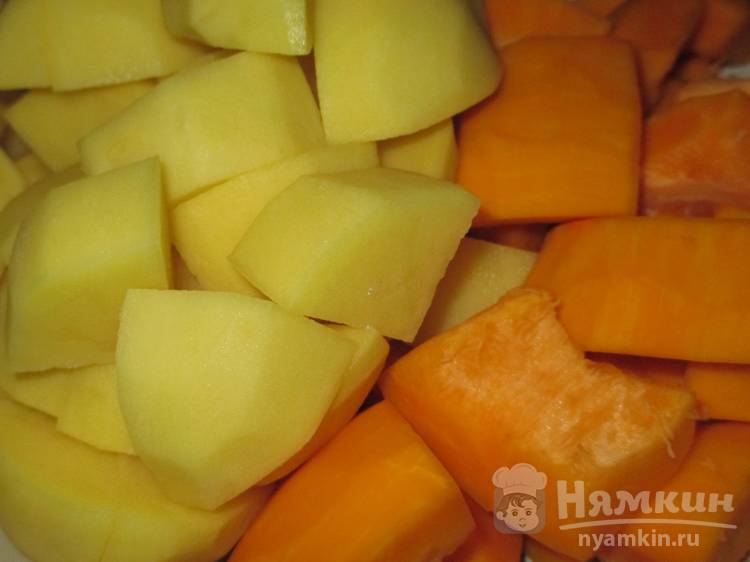 Курочка запечёная с кусочками тыквы и картофеля в майонезе - фото шаг 2