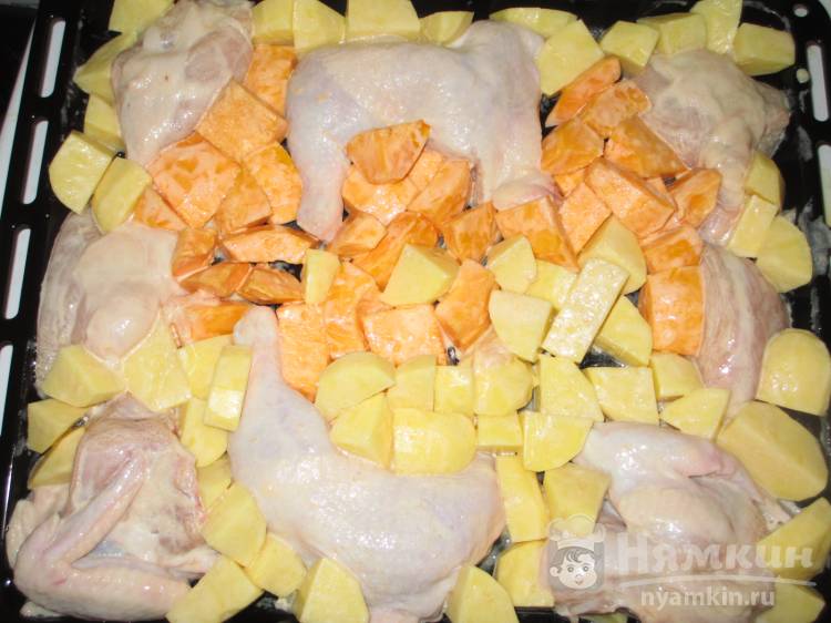 Курочка запечёная с кусочками тыквы и картофеля в майонезе - фото шаг 3