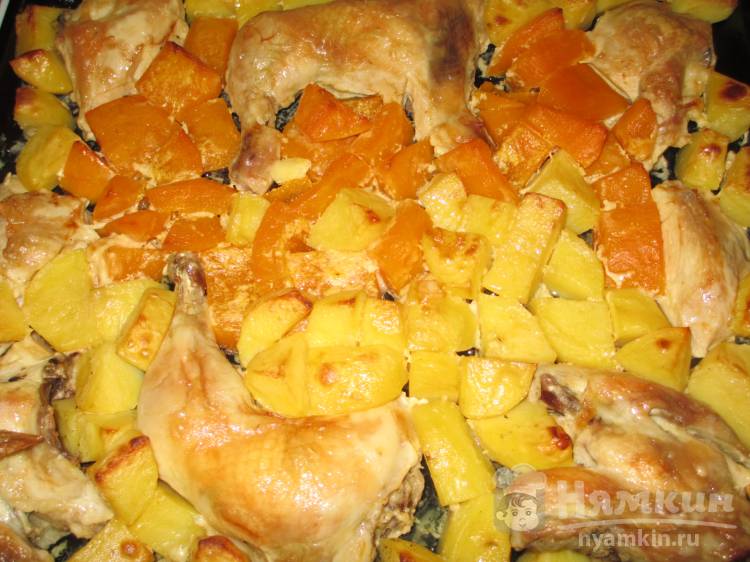 Курочка запечёная с кусочками тыквы и картофеля в майонезе - фото шаг 4