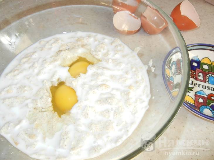 Омлет с мацой на сковороде - фото шаг 3