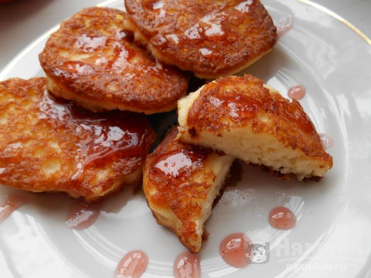 Нежные сырники на сковороде с малиновым джемом - фото шаг 6