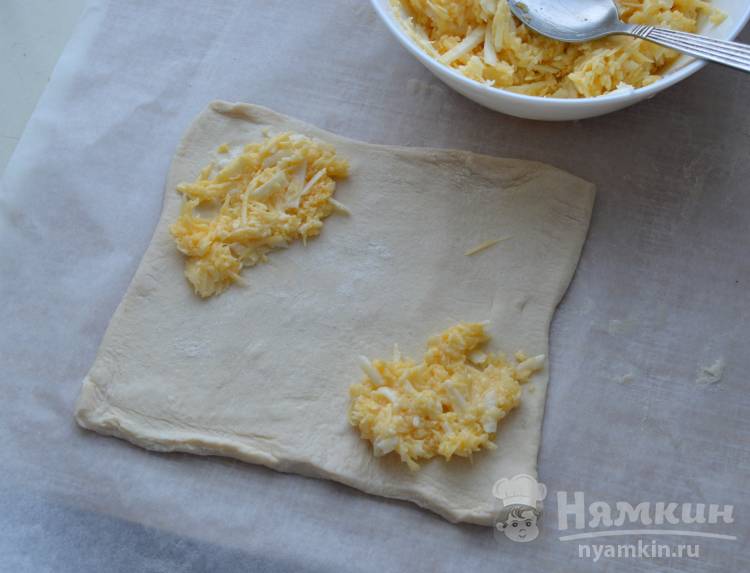 Хачапури с сыром из слоеного теста - фото шаг 3