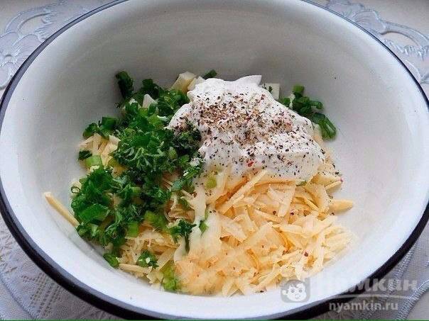 Лаваш с сыром и зеленью на сковороде - фото шаг 2