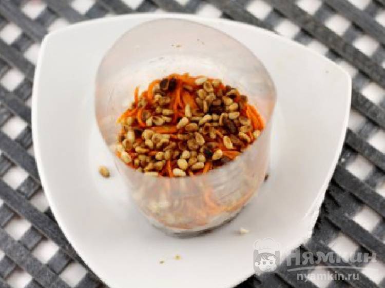 Салат Марсель с корейской морковкой и черносливом - фото шаг 3
