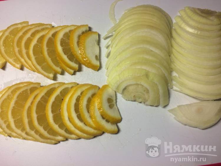 Скумбрия с лимоном и луком на подушке из риса - фото шаг 2