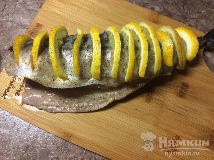 Скумбрия с лимоном и луком на подушке из риса - фото шаг 3