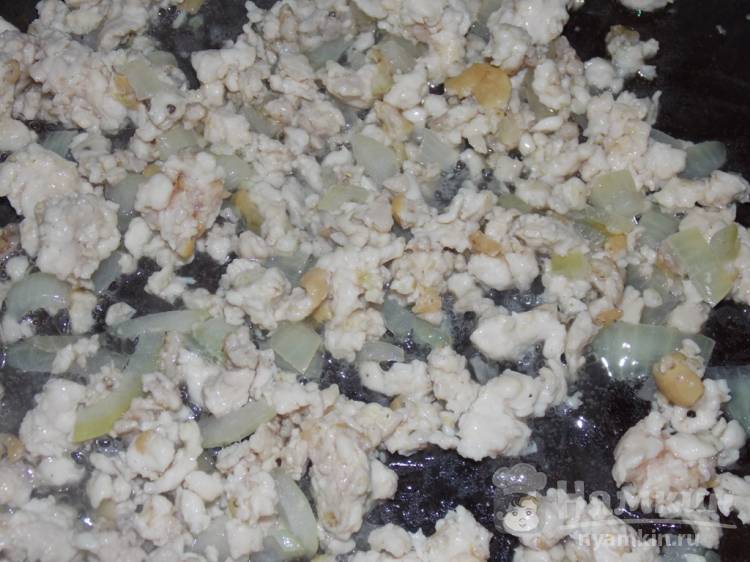 Макароны с куриным фаршем и укропом на сковороде - фото шаг 1