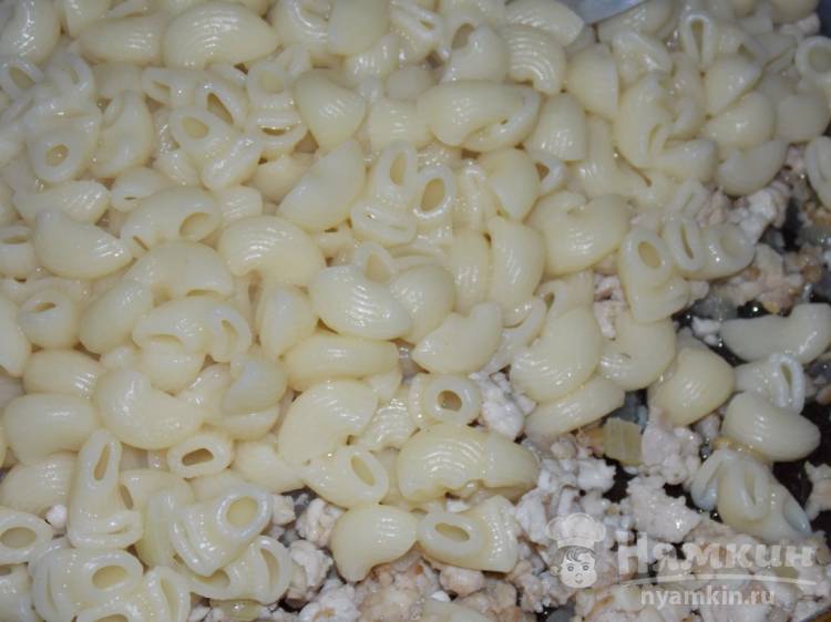 Макароны с куриным фаршем и укропом на сковороде - фото шаг 2