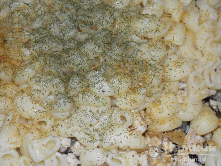 Макароны с куриным фаршем и укропом на сковороде - фото шаг 3