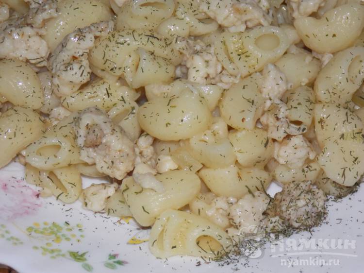 Макароны с куриным фаршем и укропом на сковороде - фото шаг 4