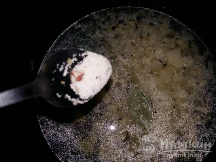 Быстрый суп из консервированной сардины в мультиварке - фото шаг 6