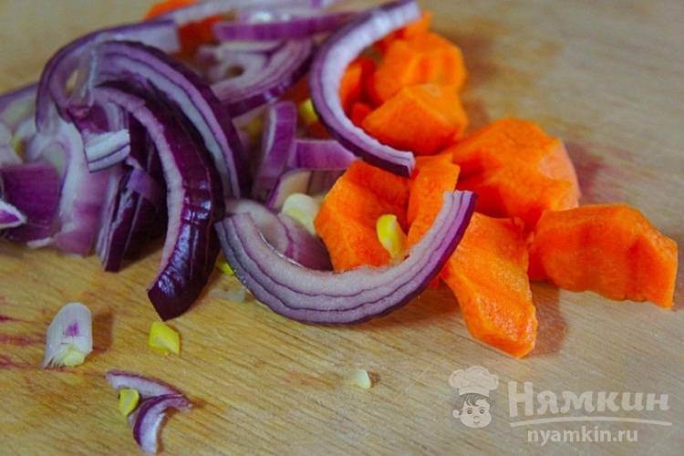 Куриные ножки тушеные в сметане с луком и морковью - фото шаг 1