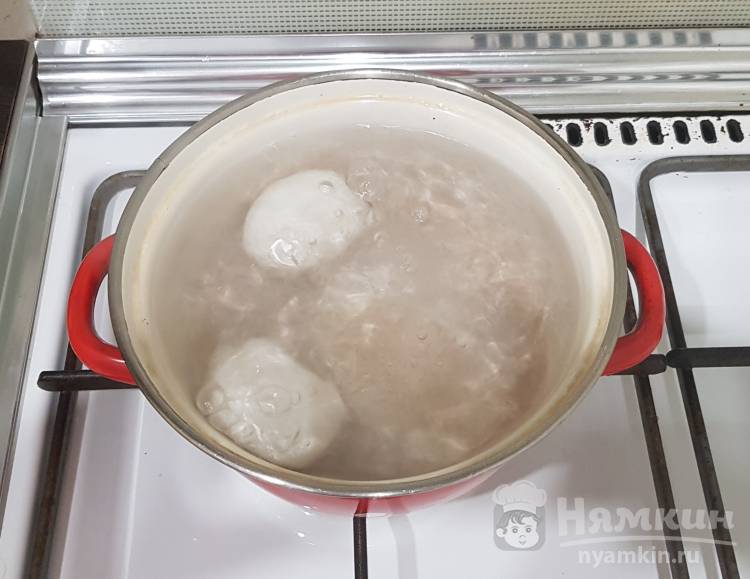Чесночные гренки со шпротами, яйцом и огурцом - фото шаг 1