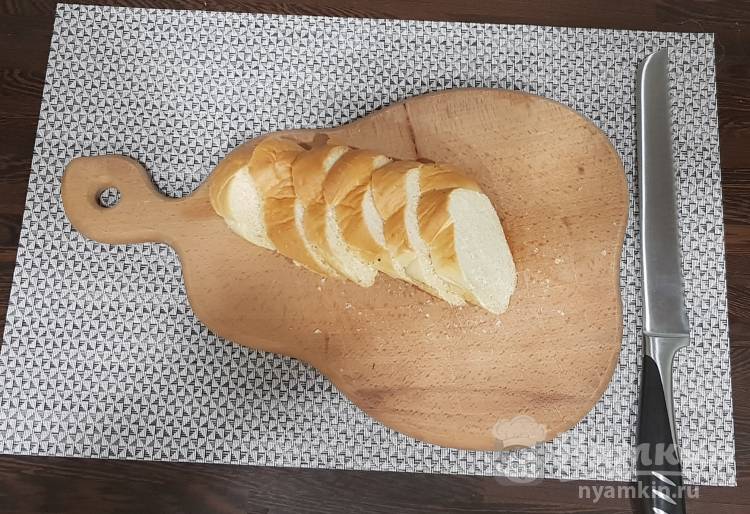 Чесночные гренки со шпротами, яйцом и огурцом - фото шаг 2