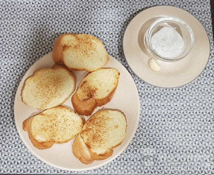 Чесночные гренки со шпротами, яйцом и огурцом - фото шаг 4