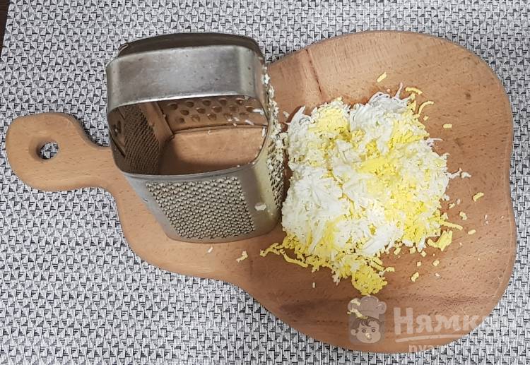Чесночные гренки со шпротами, яйцом и огурцом - фото шаг 5