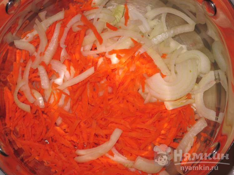 Куриная печень с морковкой и луком - фото шаг 2