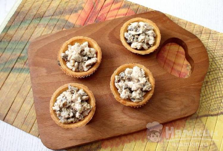 Тарталетки с начинкой из курицы, грибов и сыра - фото шаг 6