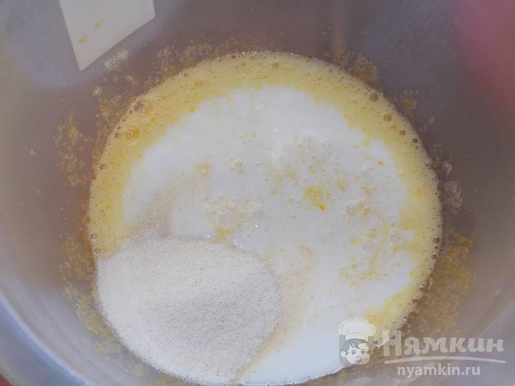 Кекс на молоке с манкой и яблоком в мультиварке - фото шаг 2